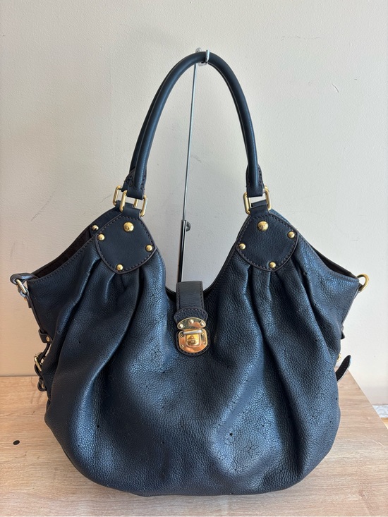 Louis Vuitton Handbags - Authentic Louis Vuitton mahina black leather handbag